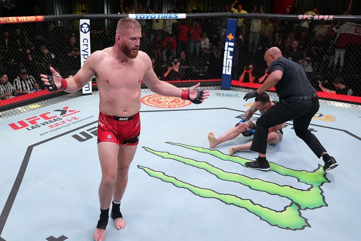 Jan Blachowicz picked up a big win over Aleksandar Rakic when the Austrian suffered a knee injury