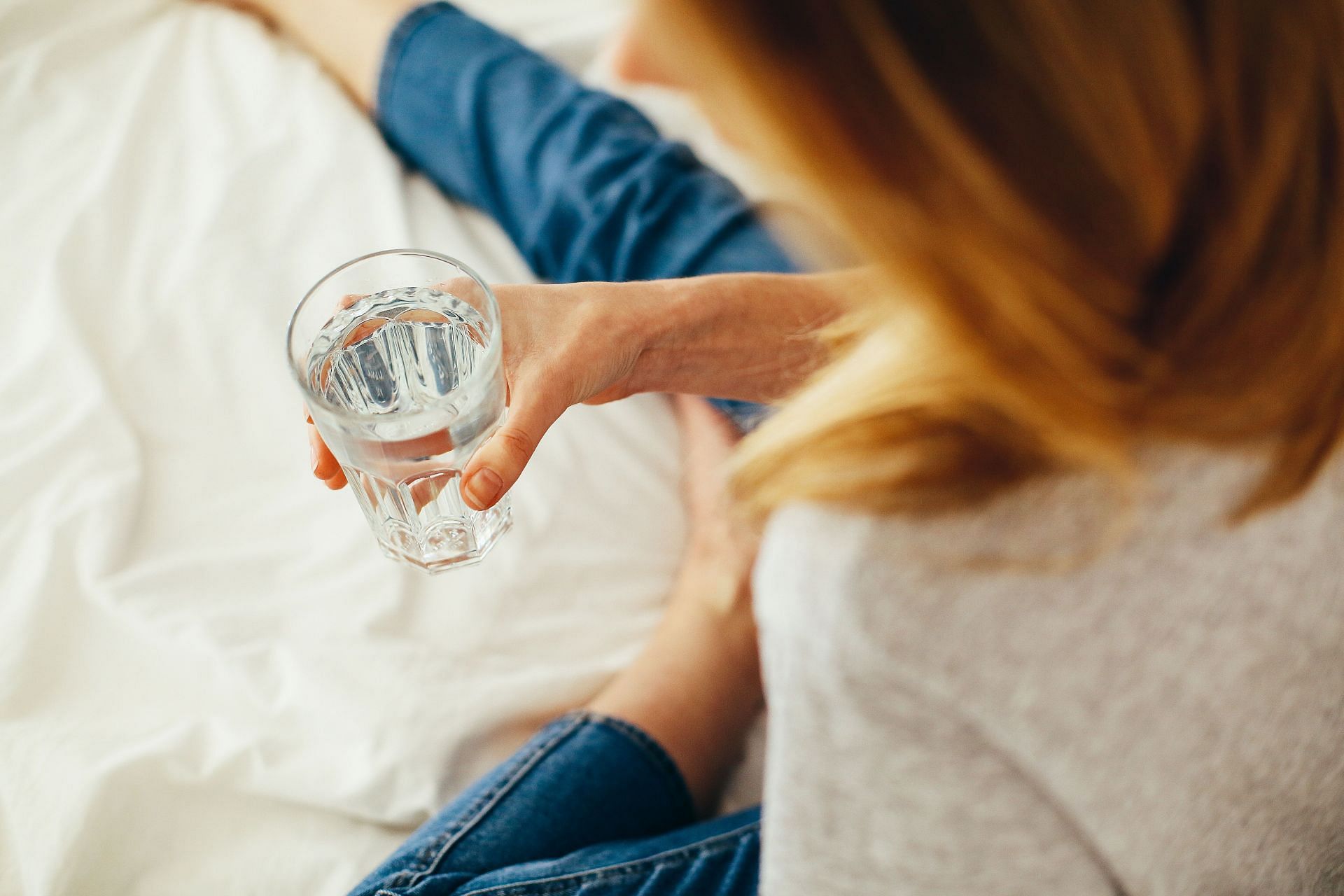 Keeping yourself hydrated is crucial. (Image via pexels / Daria Shevtsova)