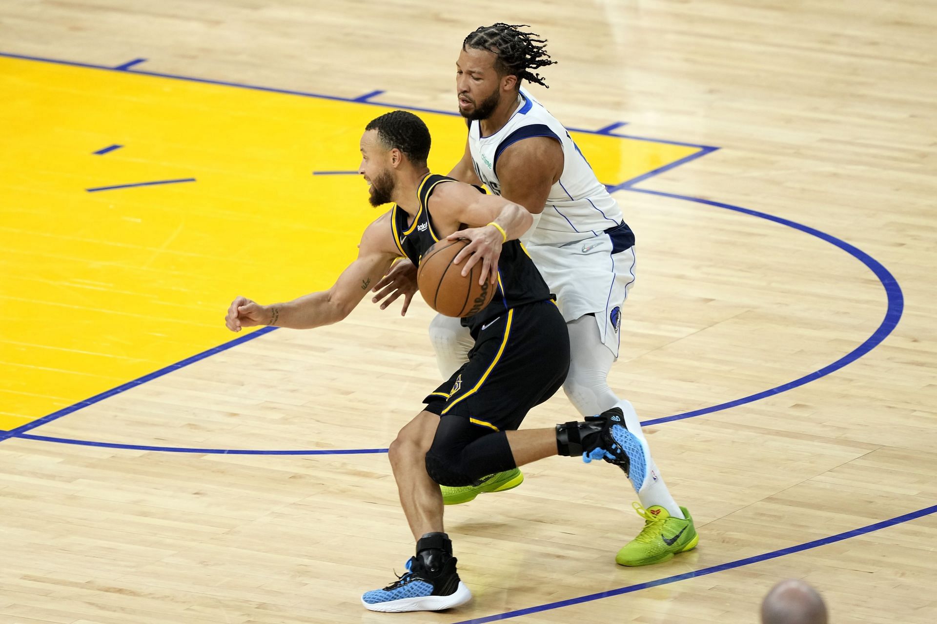 Steph Curry of the Golden State Warriors drives against Jalen Brunson of the Dallas Mavericks.