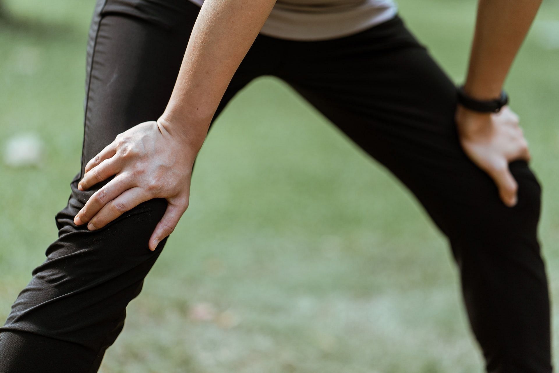 Best at-home knee exercises (Image via Pexels/Photo by Ketut Subiyanto)