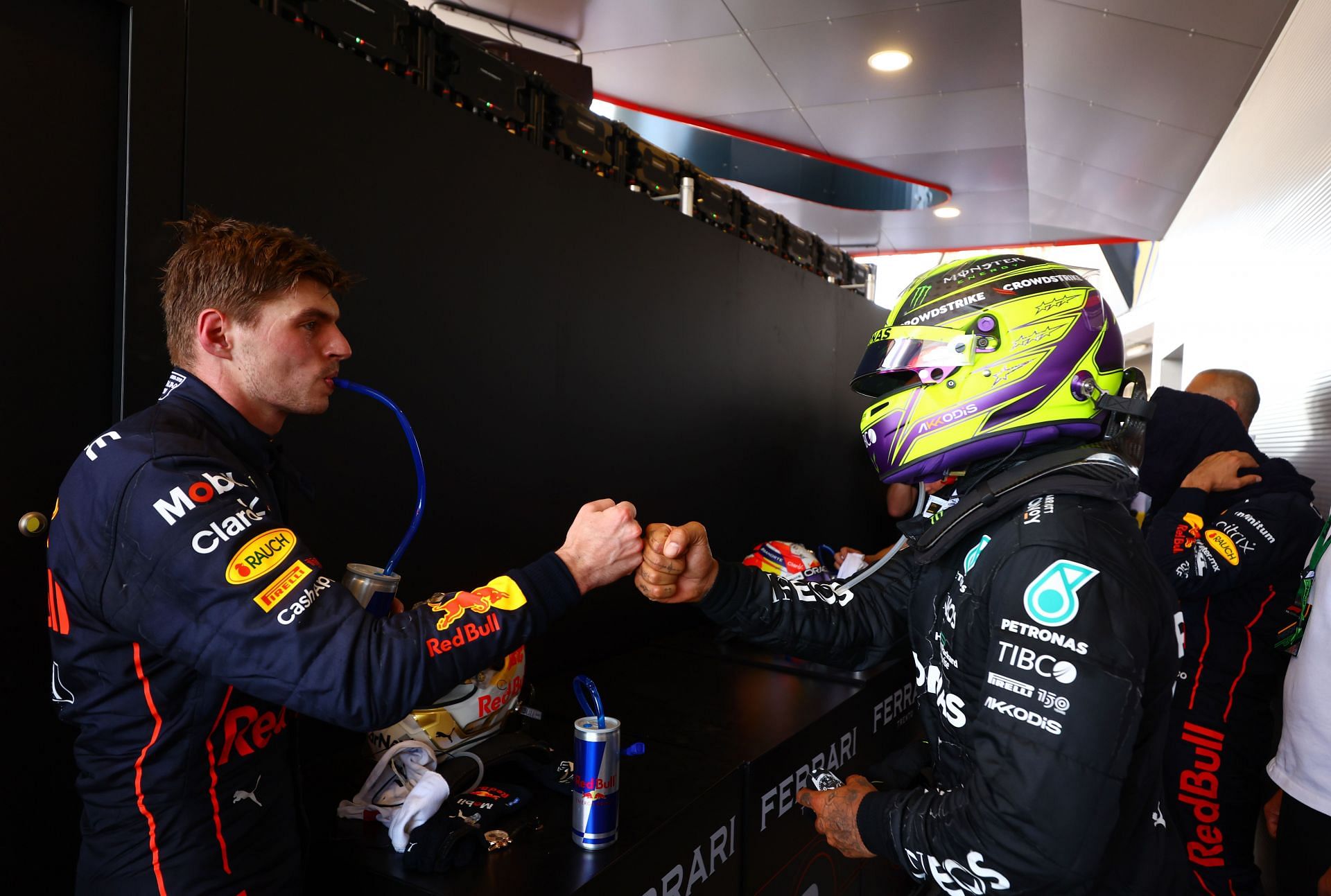 2022 F1 Spanish GP winner Max Verstappen (left) is congratulated after the race by Mercedes&#039; Lewis Hamilton in parc-ferme. (Photo by Mark Thompson/Getty Images)
