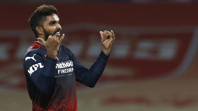 "Replacing Yuzvendra Chahal at RCB is no mean feat" - RCB spin bowling coach Sridharan Sriram on Wanindu Hasaranga's impact in IPL 2022