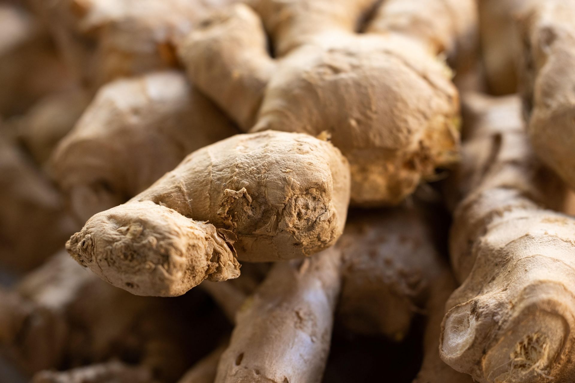 Ginger root eases the irritation around the throat. (Image via Pexels / Engin Akyurt)