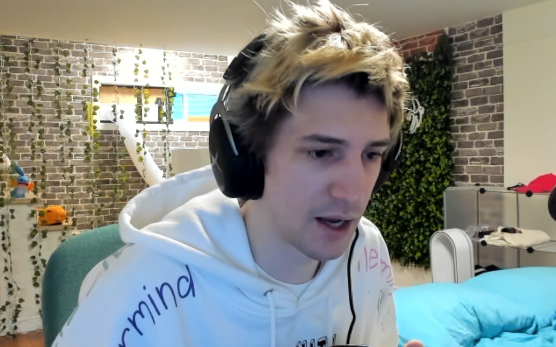 xQc talks about a get-together where he had two pints of beer and got drunk (Image via xQcOW/Twitch)