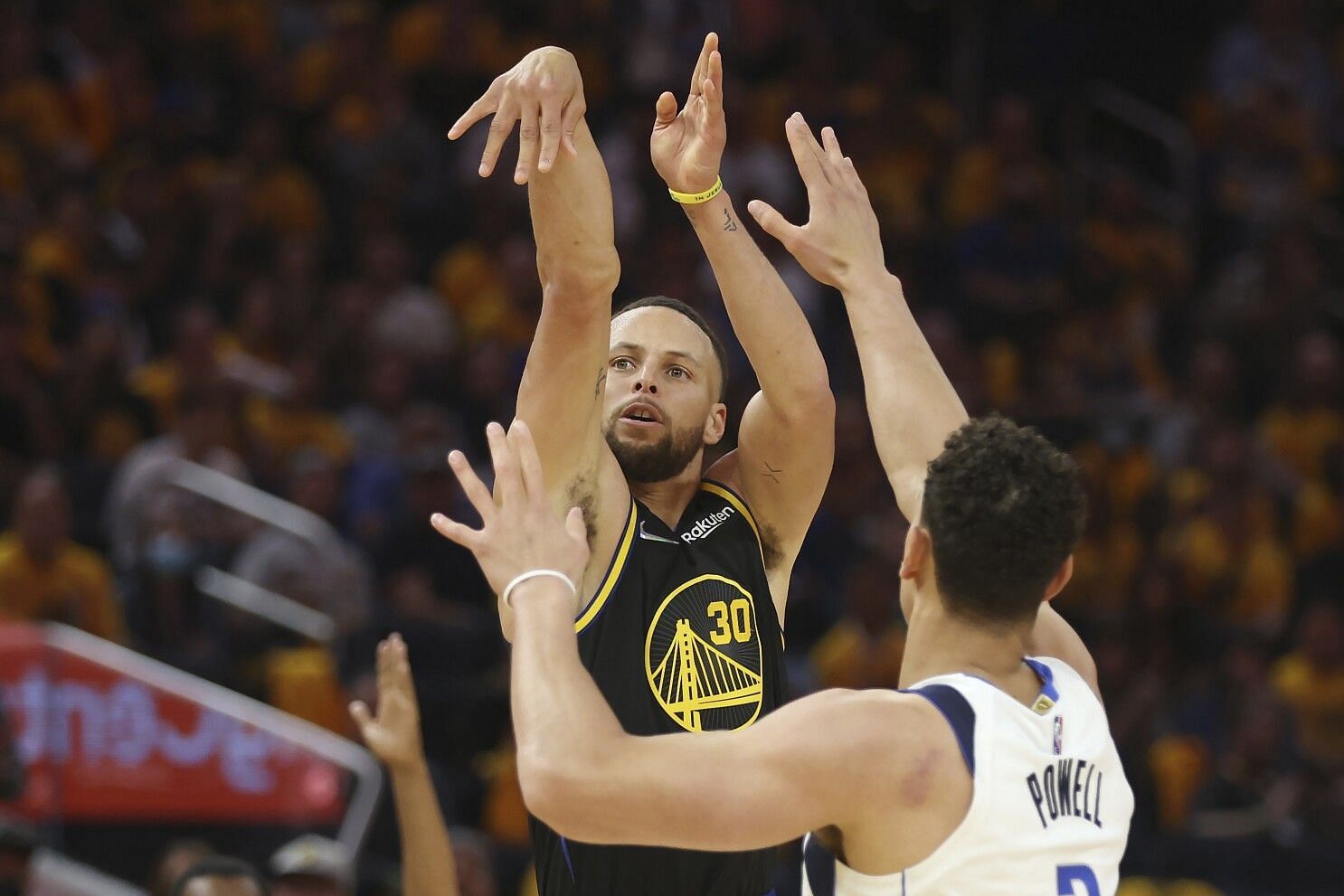 Steph Curry has been spectacular in Game 3. [Photo: Los Angeles Times]