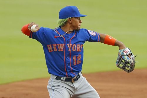 New York Mets SS Francisco Lindor showed off his multi-tasking skills during Sunday night's game versus the Philadelphia Phillies.