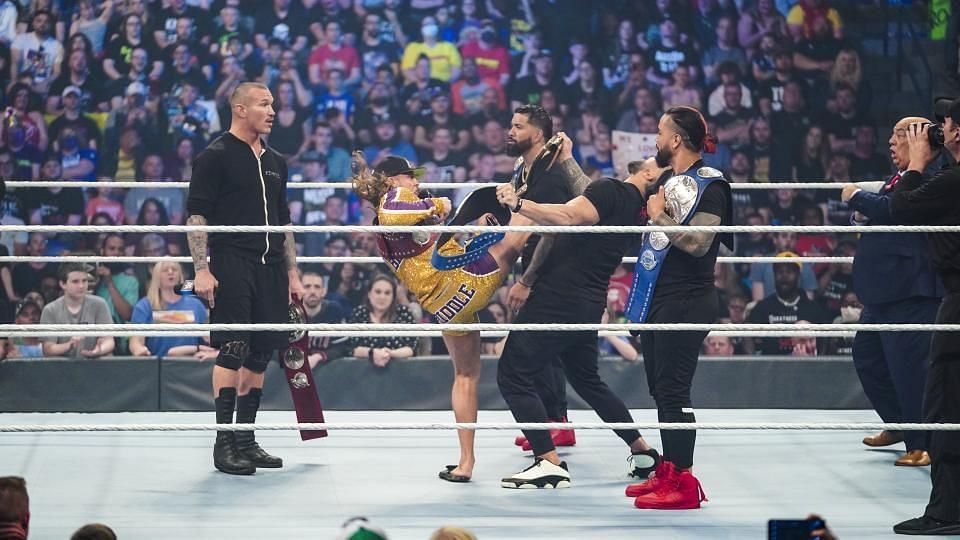 WWE SmackDown में चार दिग्गज सुपरस्टार्स के बीच होगा टैग टीम चैंपियनशिप यूनिफिकेशन मैच 