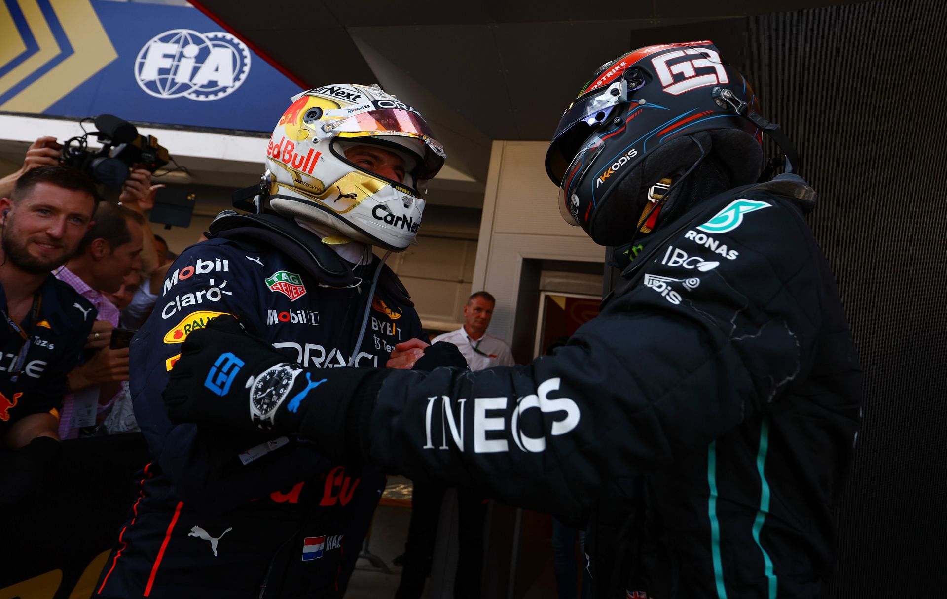 Max Verstappen (left) and George Russell (right) in parc ferm&eacute; after the 2022 Spanish GP (Photo by Mark Thompson/Getty Images)