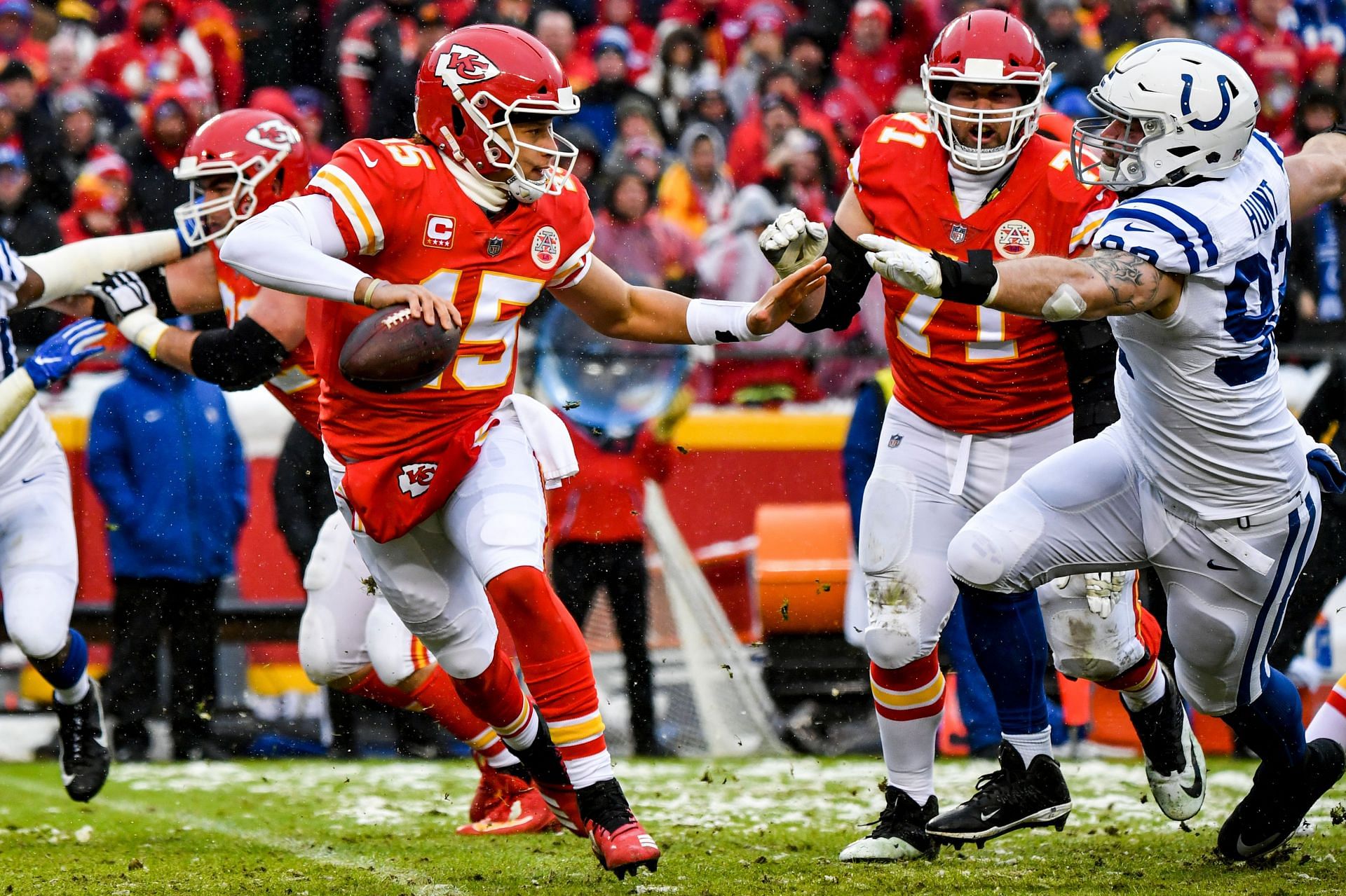 Mahomes escapes the Colts pass rushers