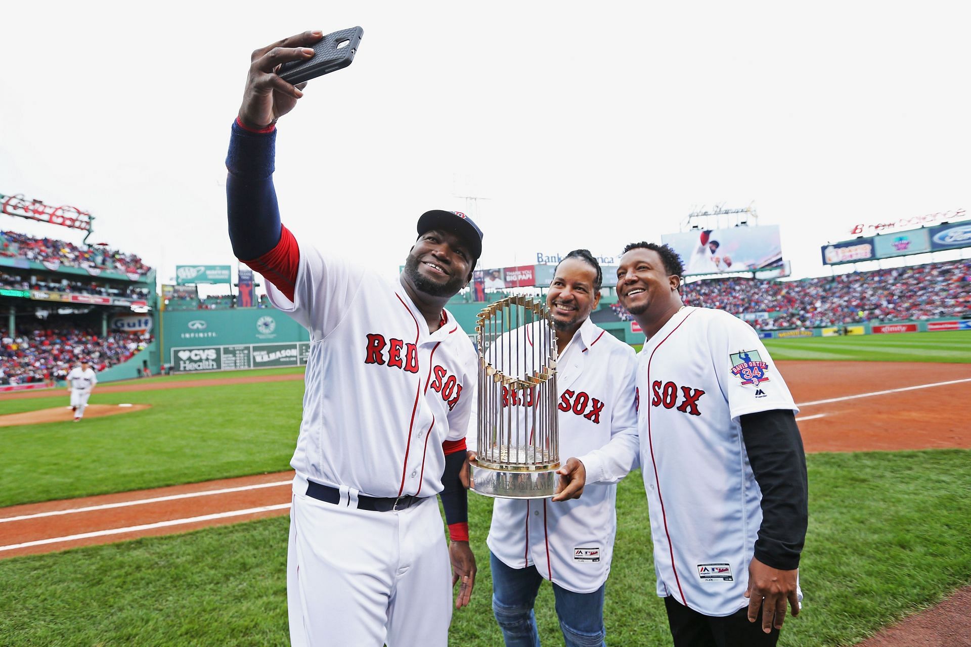 Manny Ramirez posing with the 2004 world series trophy.
