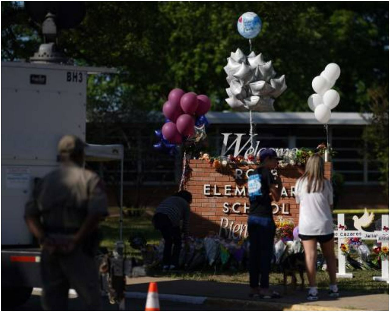 Scenes outside Robb Elementary School (Image via Getty)