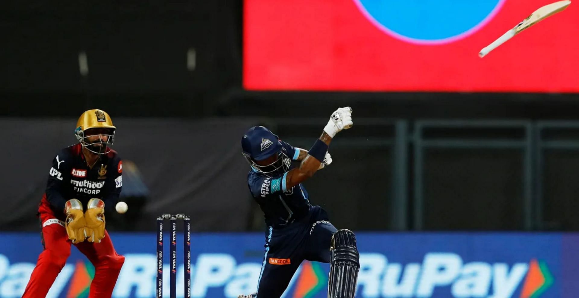 Hardik Pandya&#039;s bat flew off his hand (Credit: BCCI/IPL).