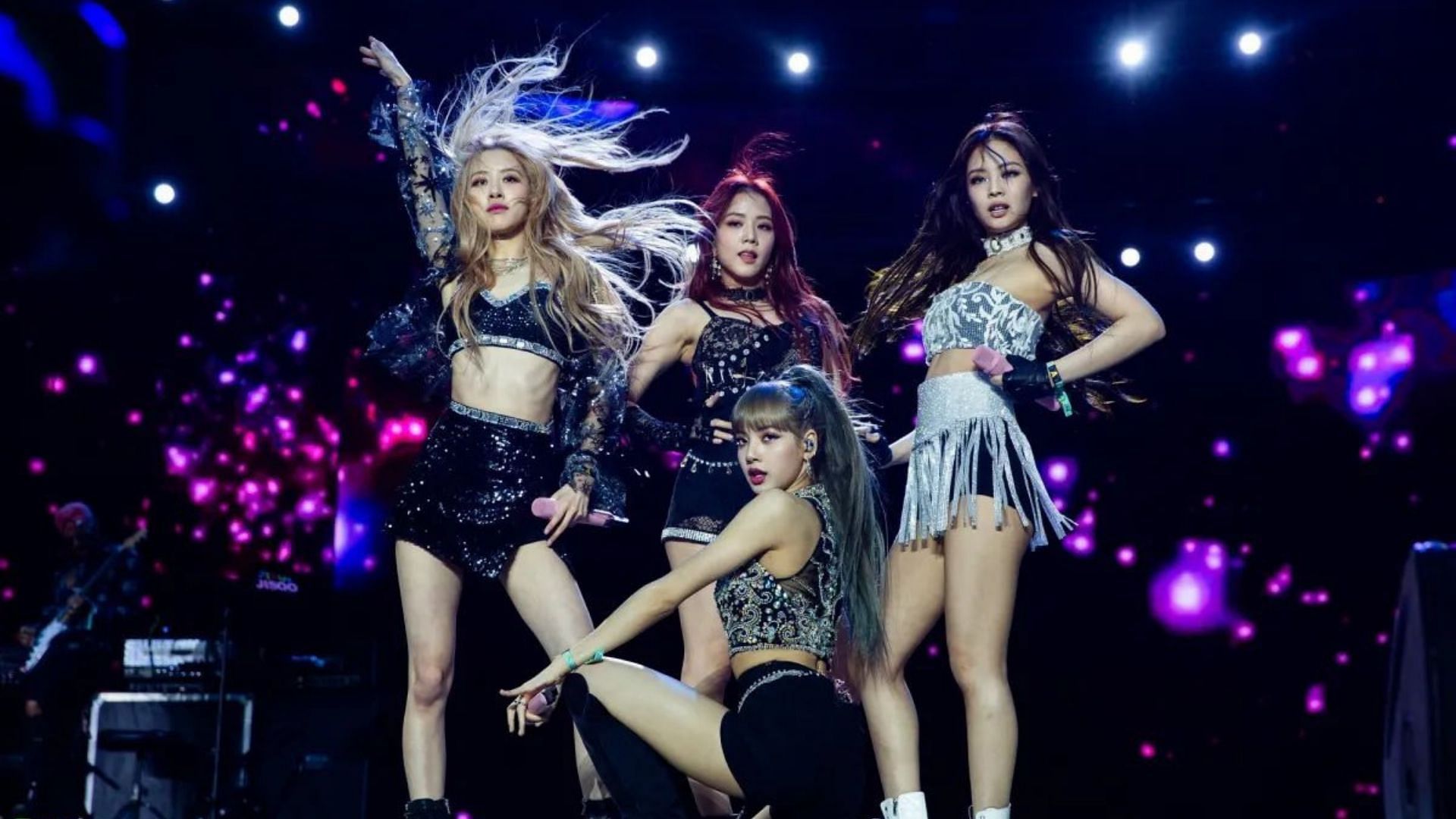 Global K-pop girl group BLACKPINK (Image via @chartsblackpink/ Twitter)