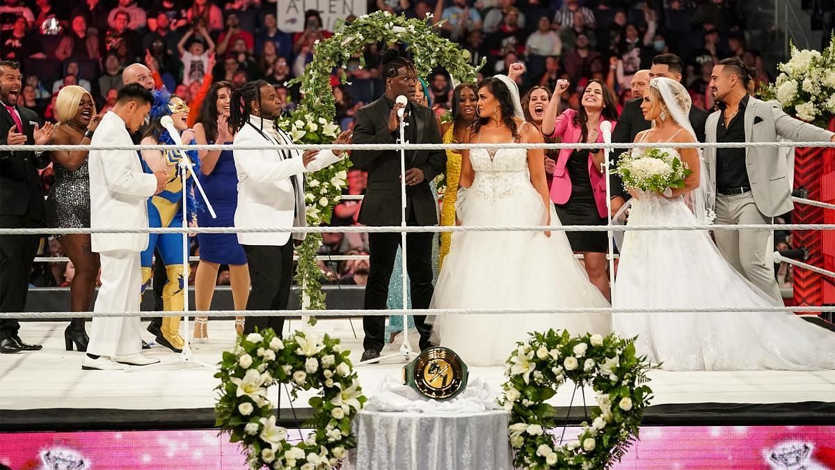 WWE में कई बार ऑन-स्क्रीन ब्रेकअप देखने को मिल चुके हैं