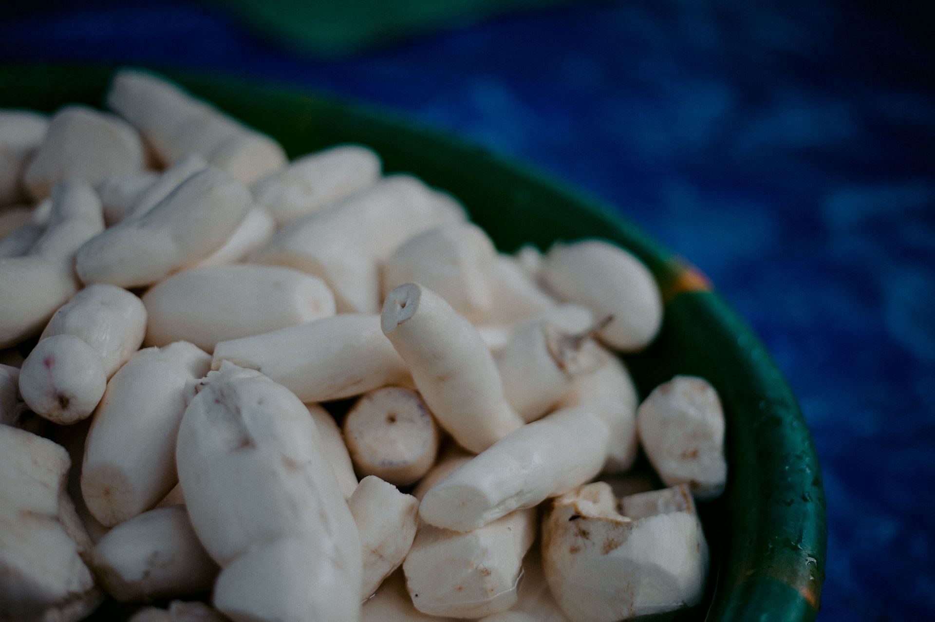 Cassava comes in two varieties: sweet and bitter (Image via Unsplash/Annie Spratt)