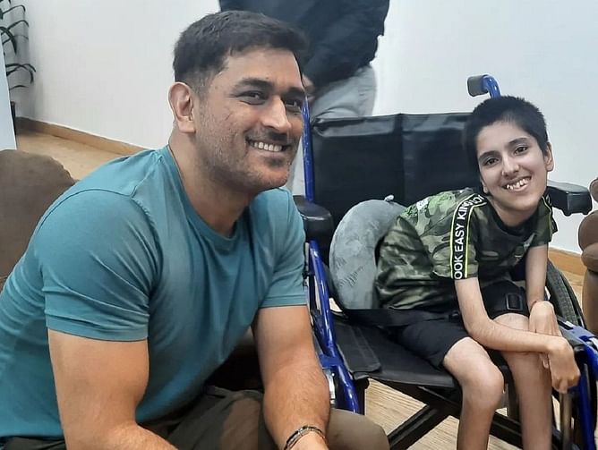 "उन्‍होंने मेरे आंसू पोंछे", एमएस धोनी से मिलकर दिव्‍यांग फैन का बना दिन