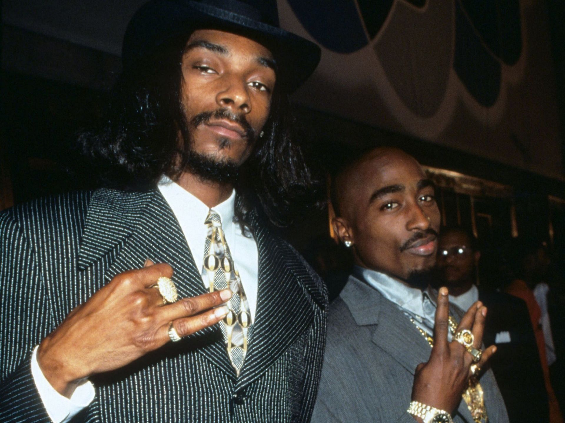 Snoop Dogg and Tupac Shakur at the 1996 MTV Music Video Awards (Image via Kevin Mazur Archive/WireImage/Getty Images)
