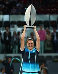 Ons Jabeur with the 2022 Madrid Open title