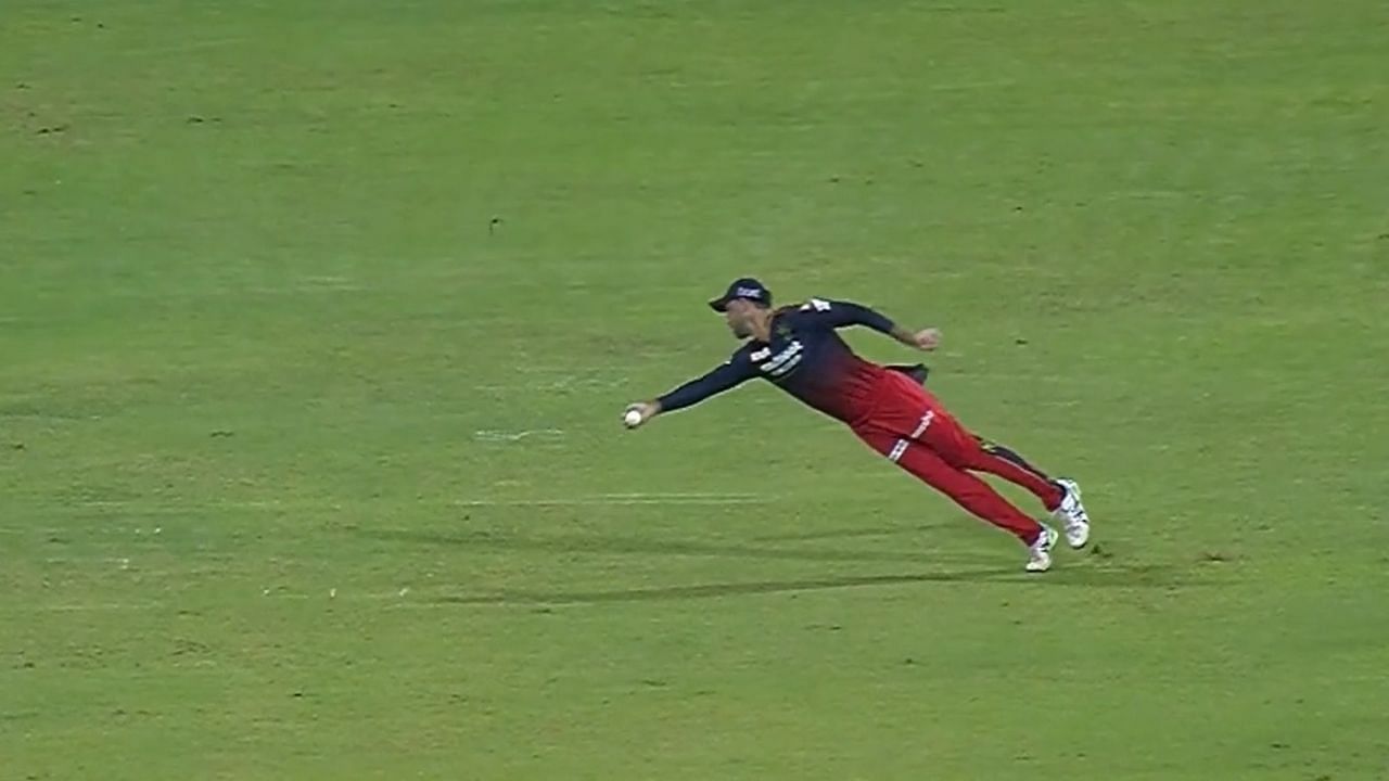 Maxwell took a one-handed catch to dismiss Gill