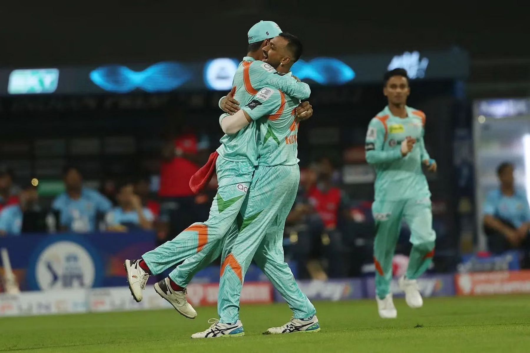 Deepak Hooda and Krunal Pandya exchanging hugs. Pic: IPLT20.COM