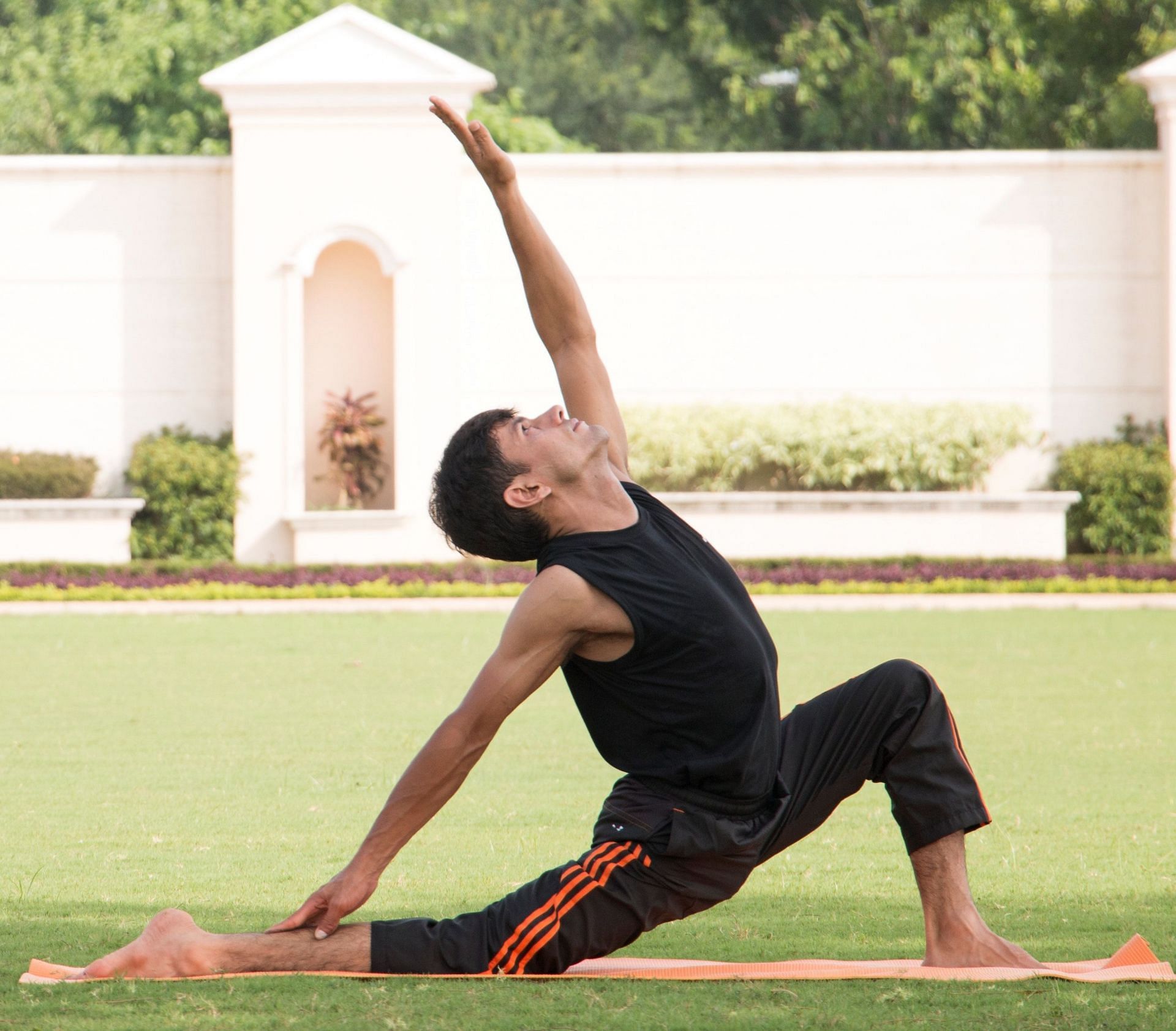 Low lunge twist pose helps in strengthening hip flexors (Image via Pexels/Yog Guru Mohan)