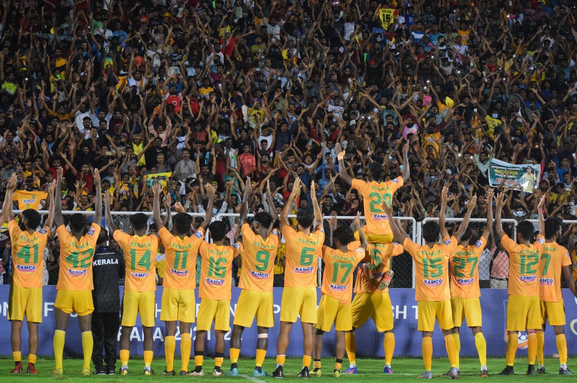 जीत के बाद मेजबान केरल की टीम ने स्टेडियम में मौजूद हजारों दर्शकों का अभिवादन किया।