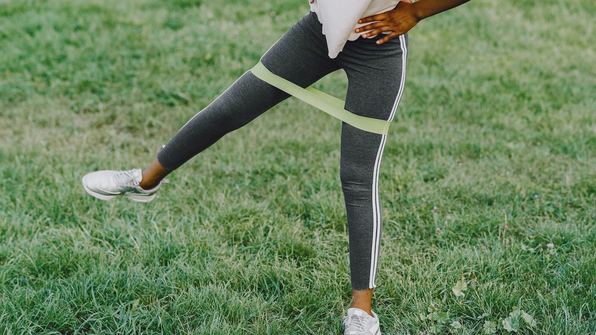 Learn how the lateral band walk is done. (Image via Pexels/Gustavo Fring)