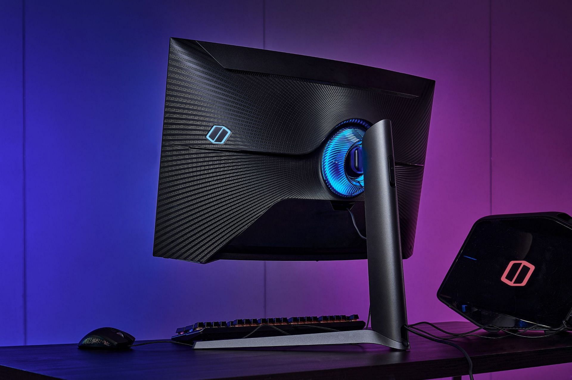 Curved monitors improve gaming experience (Image via Samsung)