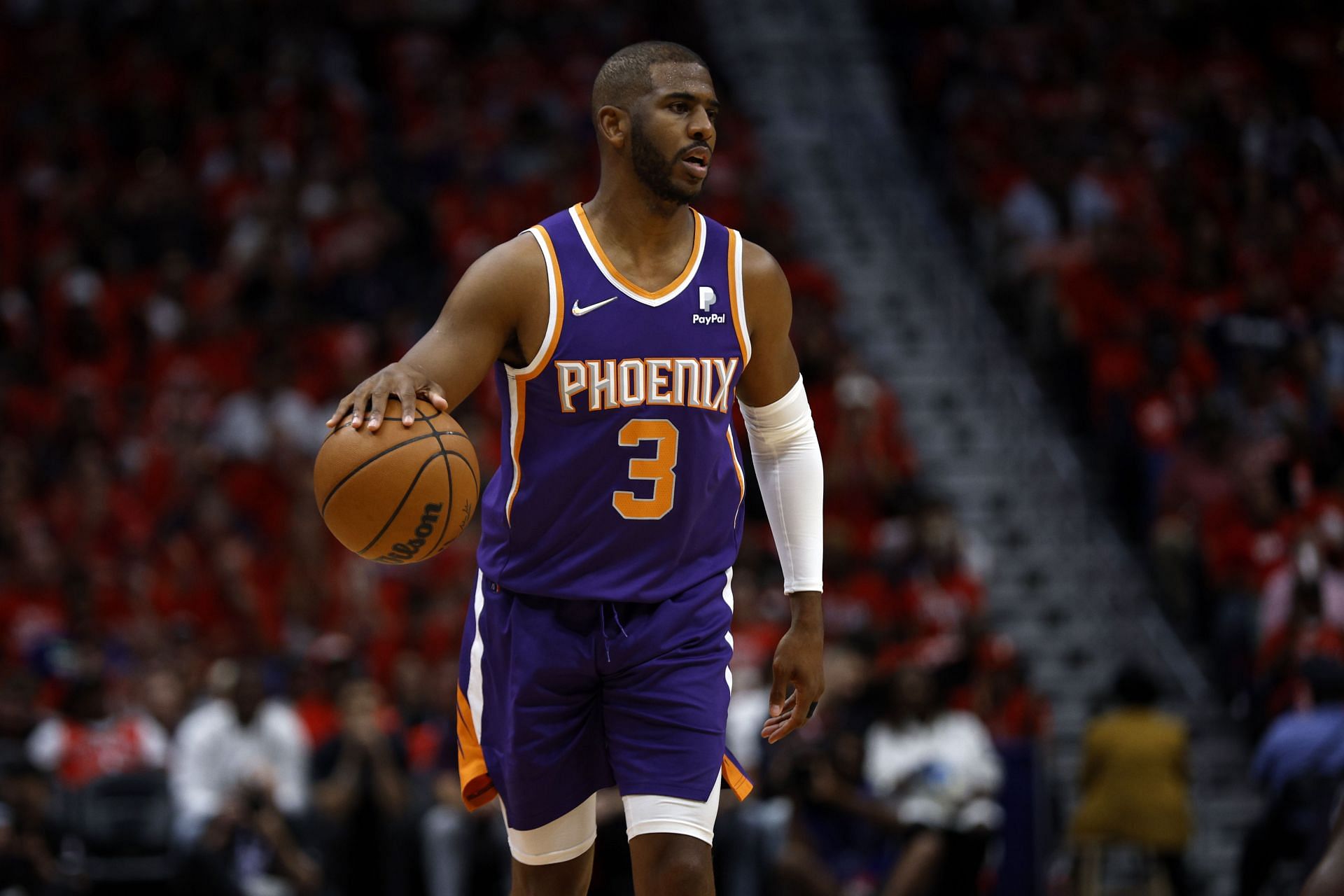 Phoenix Suns PG Chris Paul scans the floor to make a play