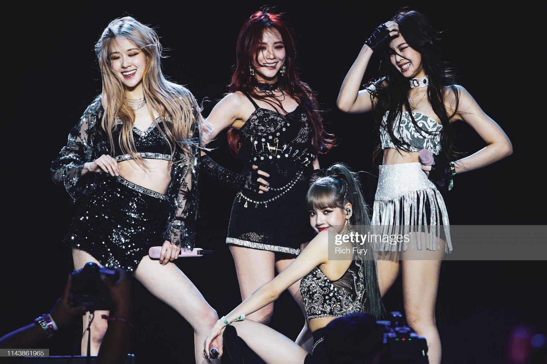 Global K-pop girl group BLACKPINK (Image via Getty)