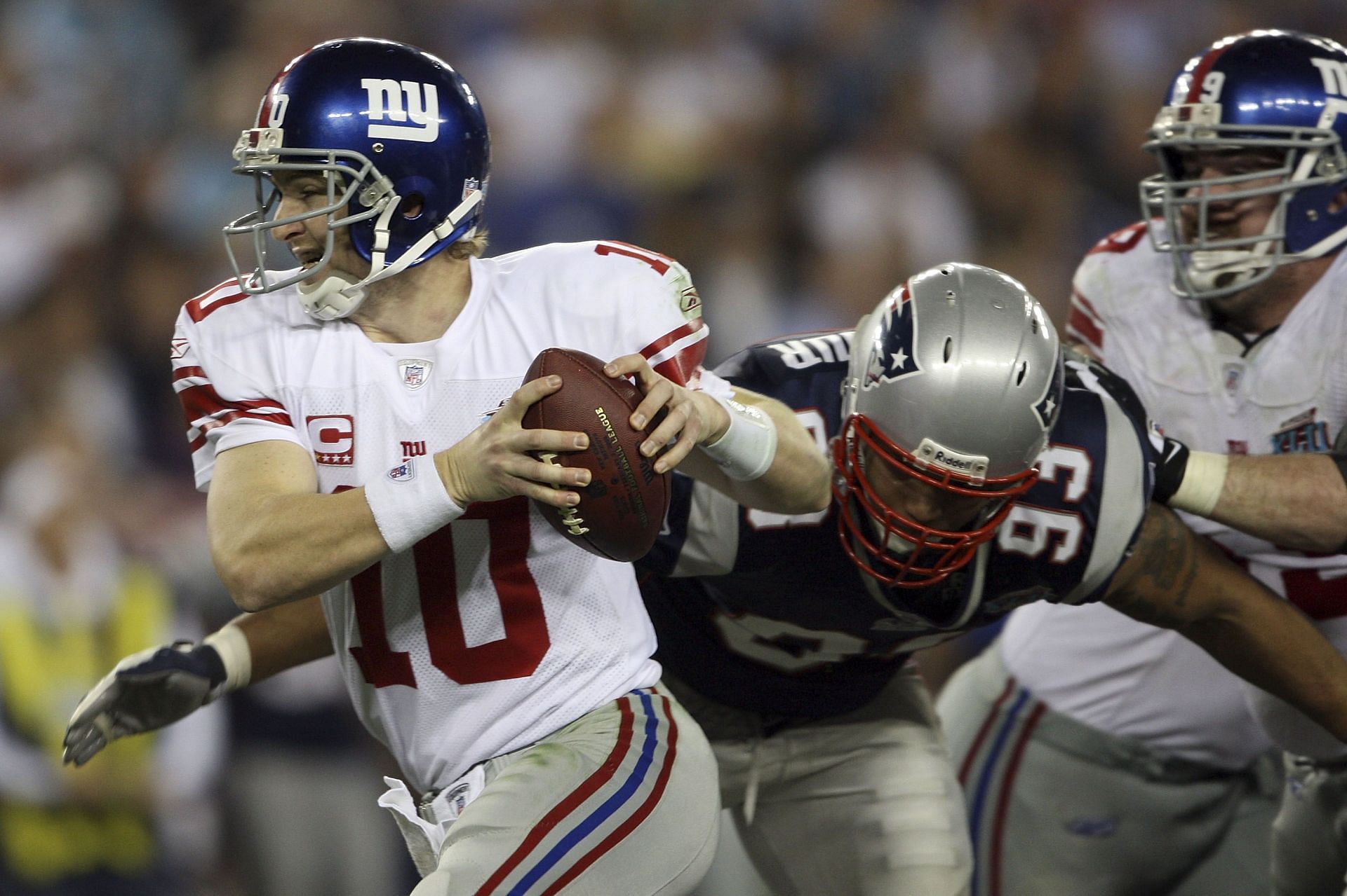 New York Giants quarterback Eli Manning avoids a sack