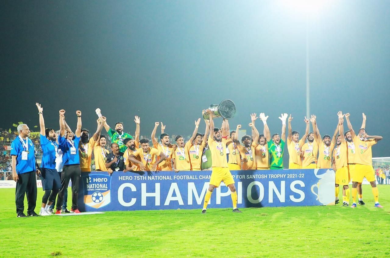 Kerala players celebrating their seventh Santosh Trophy victory. (Image Courtesy: Twitter/IndianFootball)