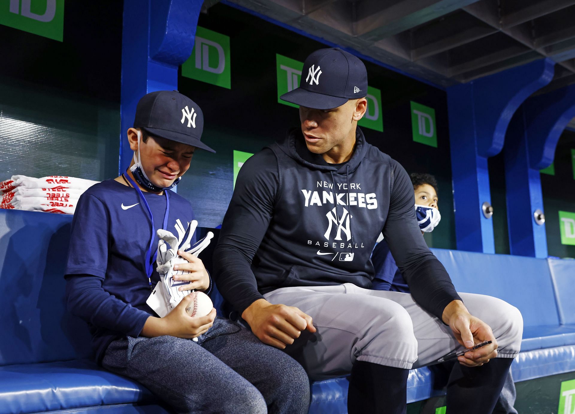 Aaron Judge talks to a young Yankees fan