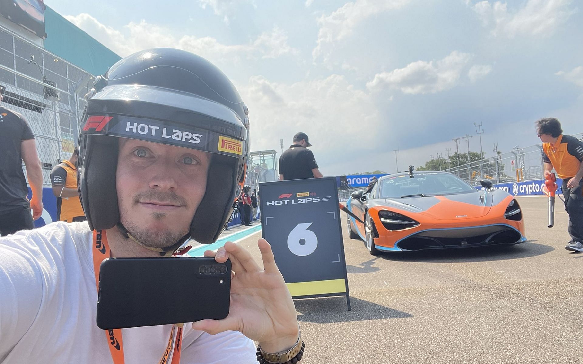 JakenBakeLIVE visits the new Miami GP circuit and drives a McLaren 720S (Image via JakenBakeLIVE/Twitter)