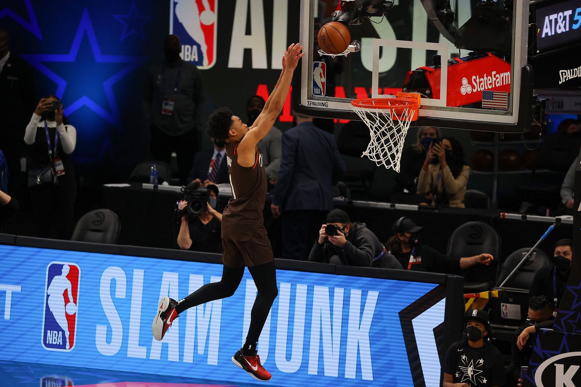 The NBA&#039;s Slam Dunk Contest serves as great entertainment, a lead that the NFL can follow. 