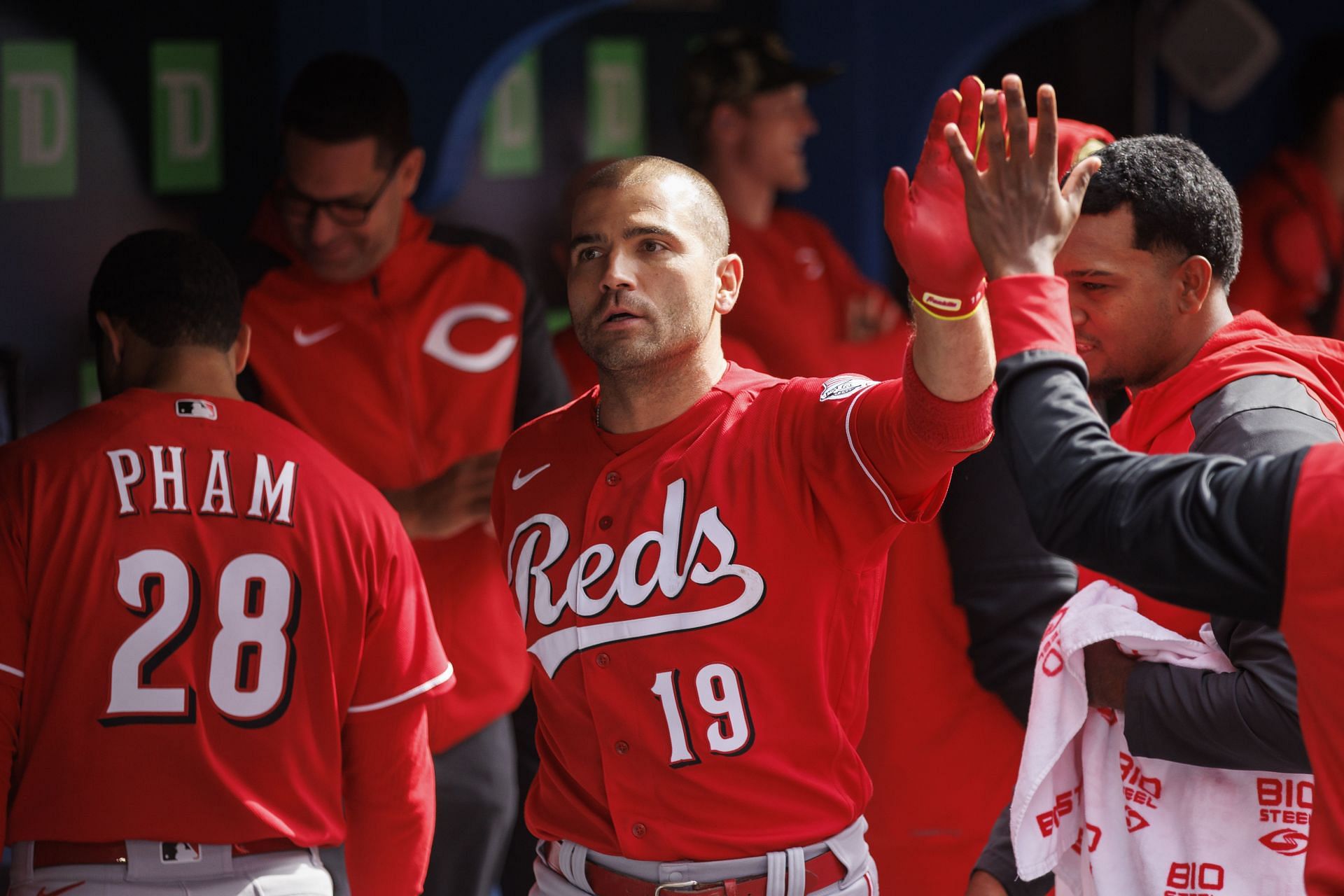 Joey Votto gets in heated exchange with Rowan Wick in Reds vs. Cubs