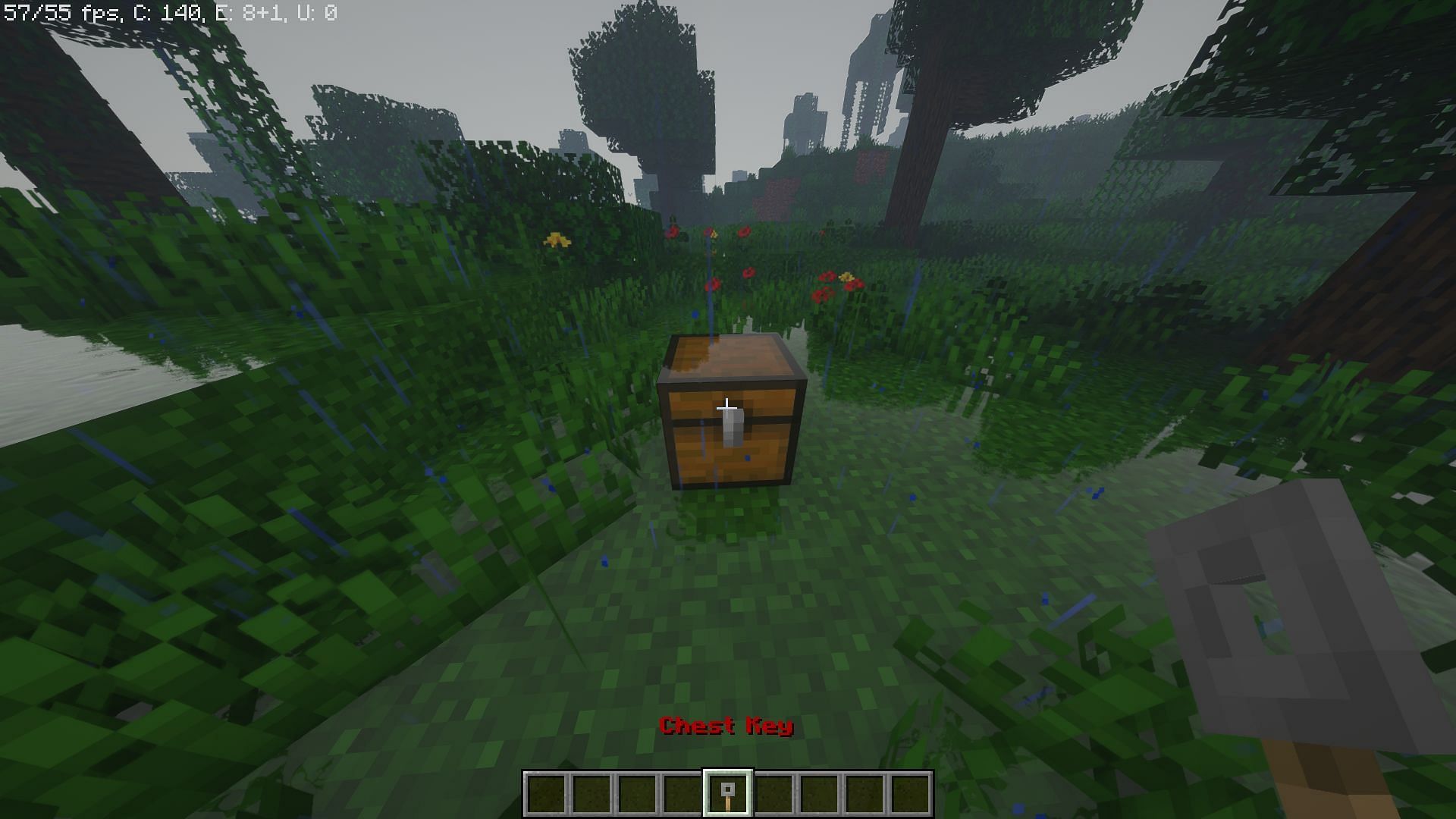 A chest key and a locked chest (Image via Minecraft)