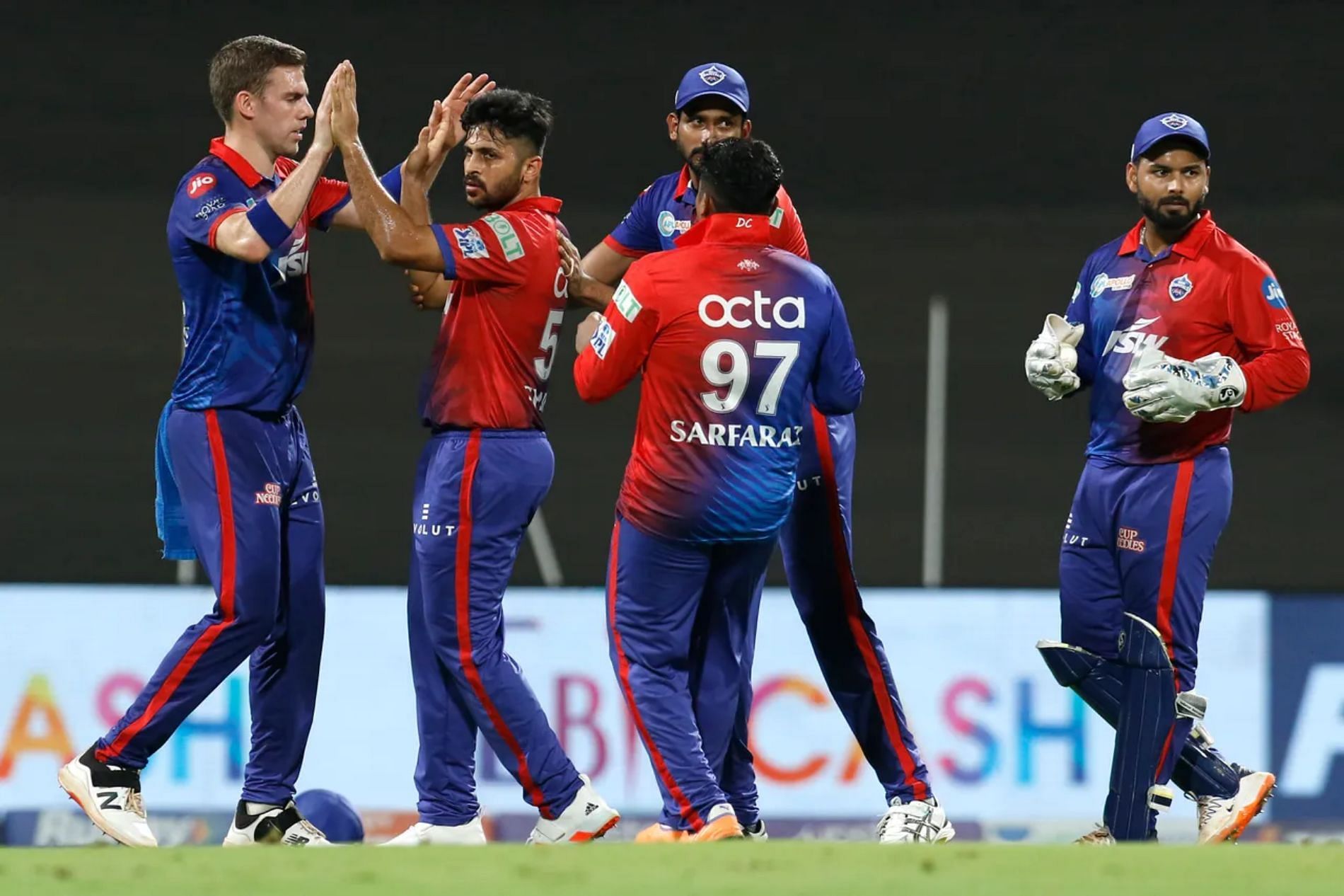 DC pacer Shardul Thakur celebrates a wicket with teammates. Pic: IPLT20.COM