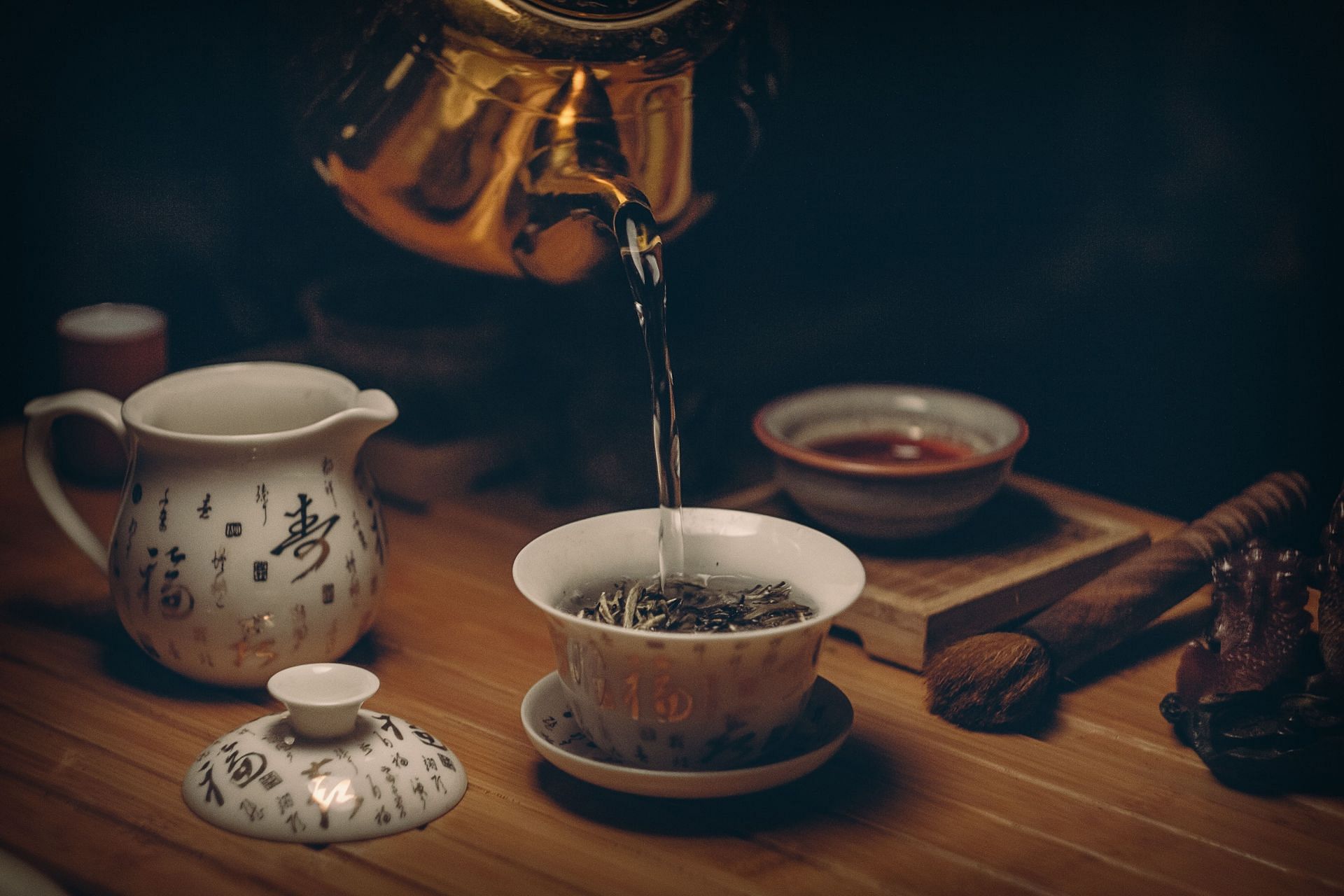 Hot tea with honey is the perfect classic drink for vocal cords. (Image via Pexels/ Nikolay Osmachko)