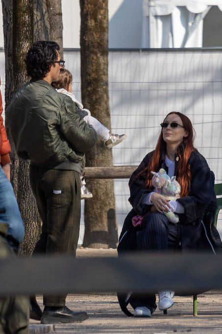 Pregnant Sophie Turner with Joe Jonas flaunts baby bump at Met Gala red  carpet