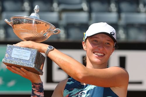 Iga Swiatek with the trophy at the Internazionali BNL D'Italia 2022