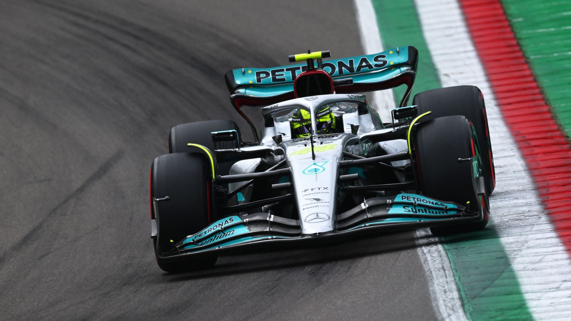 Lewis Hamilton in action during the 2022 F1 Imola GP (Photo by Clive Mason/Getty Images)