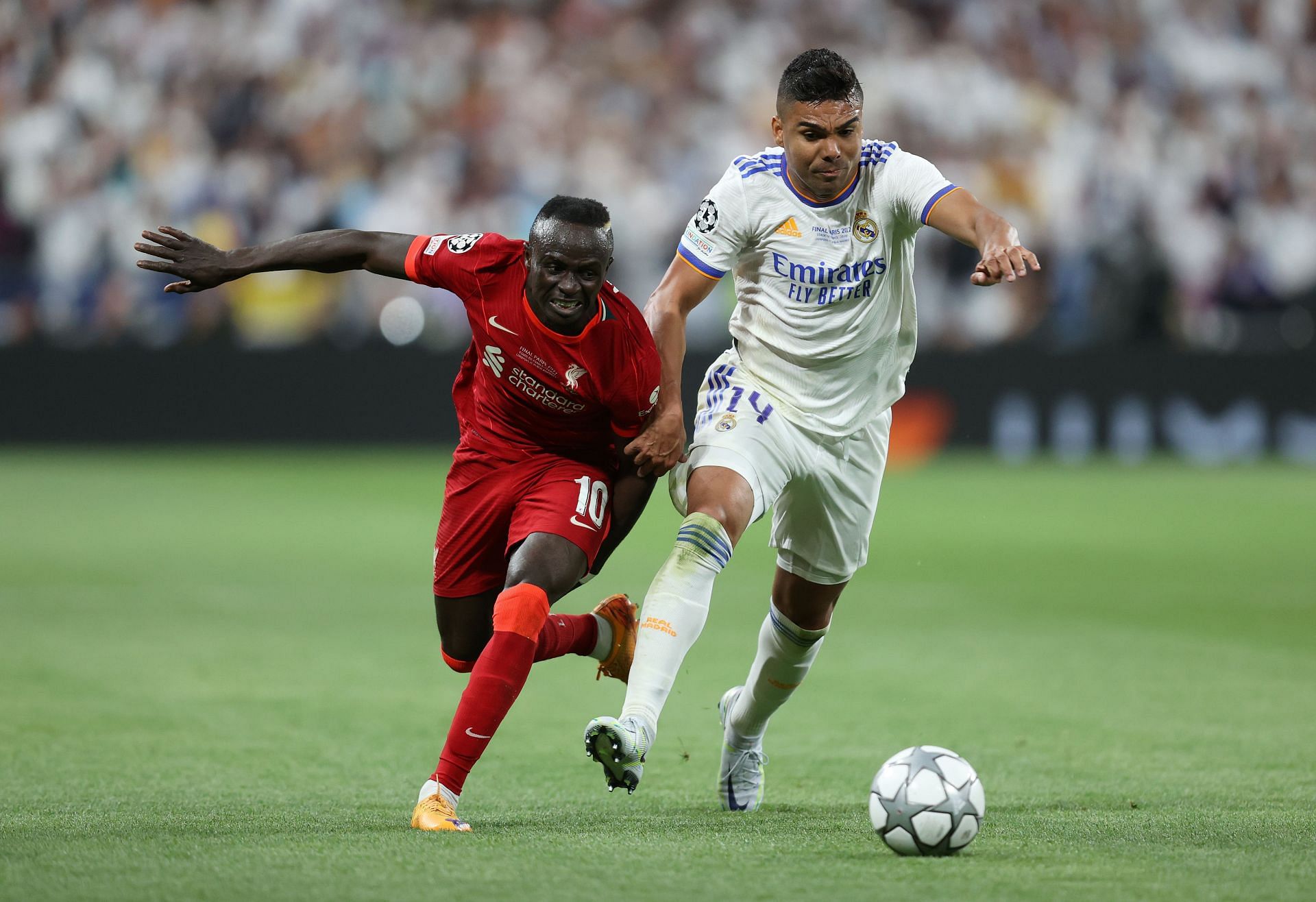 Liverpool&#039;s Sadio Mane (L) grapples with Casemiro of Real Madrid