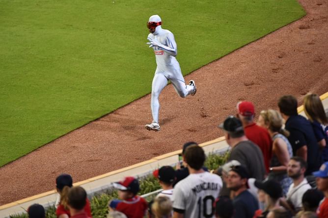 Watch: Atlanta Braves fan miraculously beats The Freeze in a nail-biting race