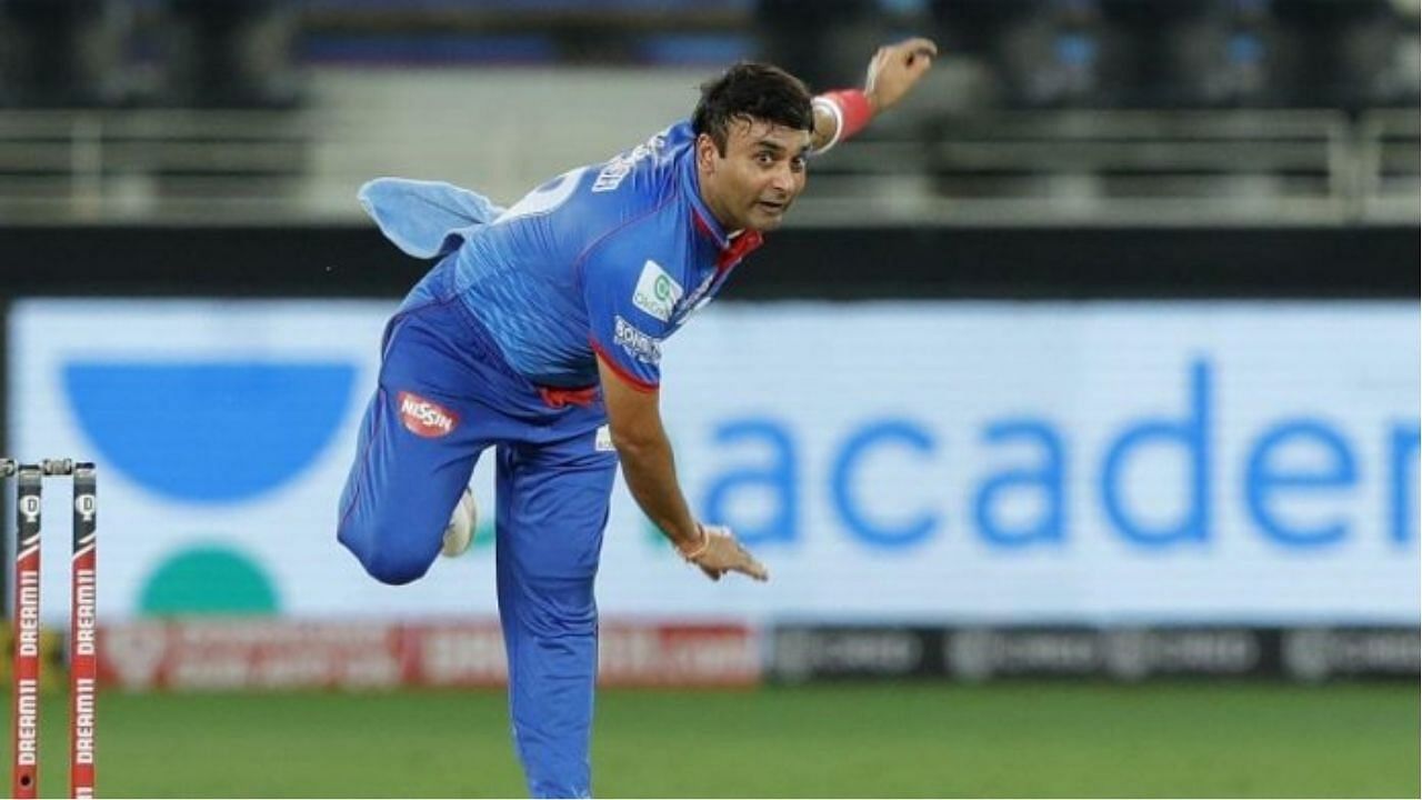 अमित मिश्रा (दिल्ली कैपिटल्स के लिए गेंदबाजी करते हुए)