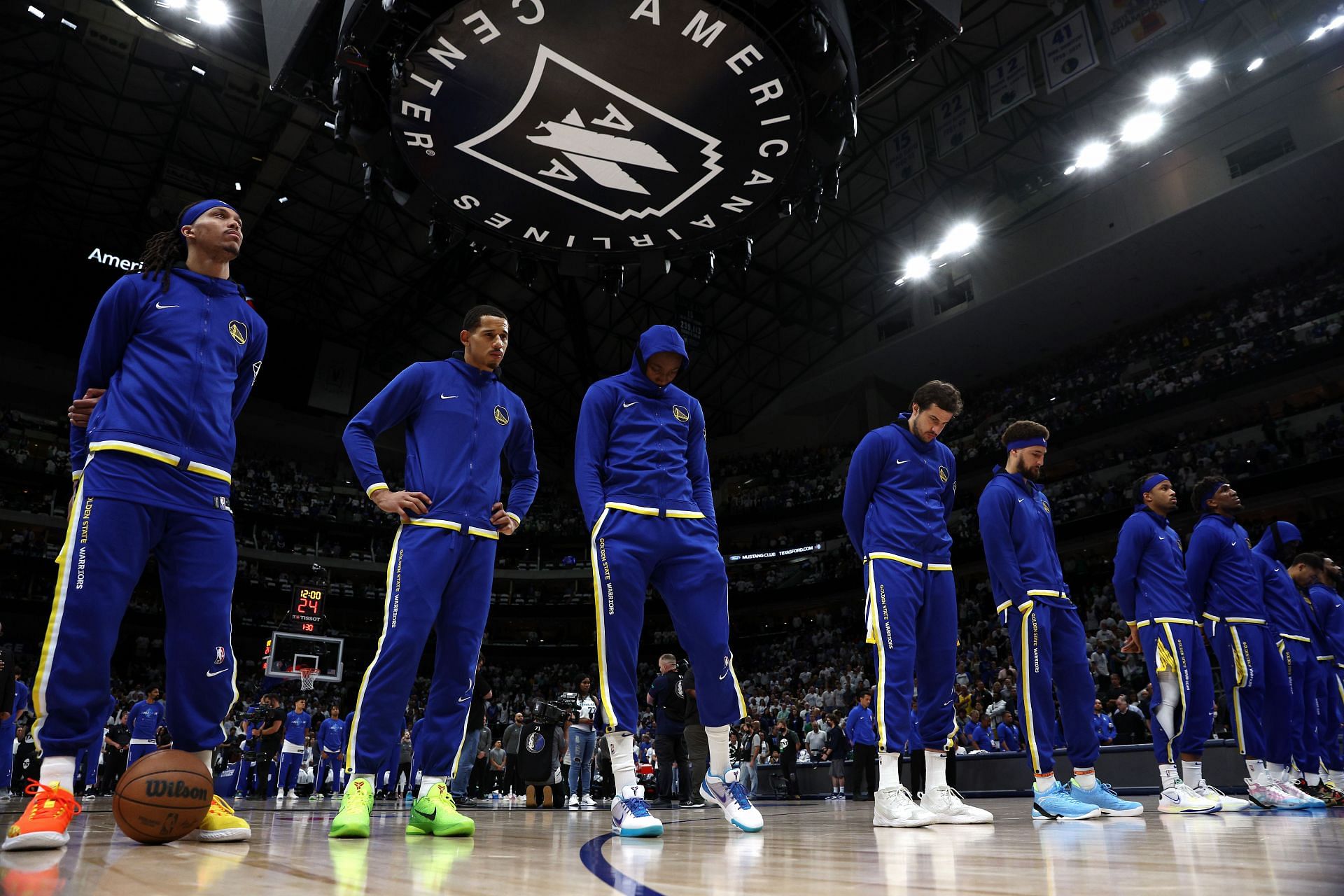 Stephen Curry and his teammates during a minutes silence for the victims in the Texas elementary school shooting