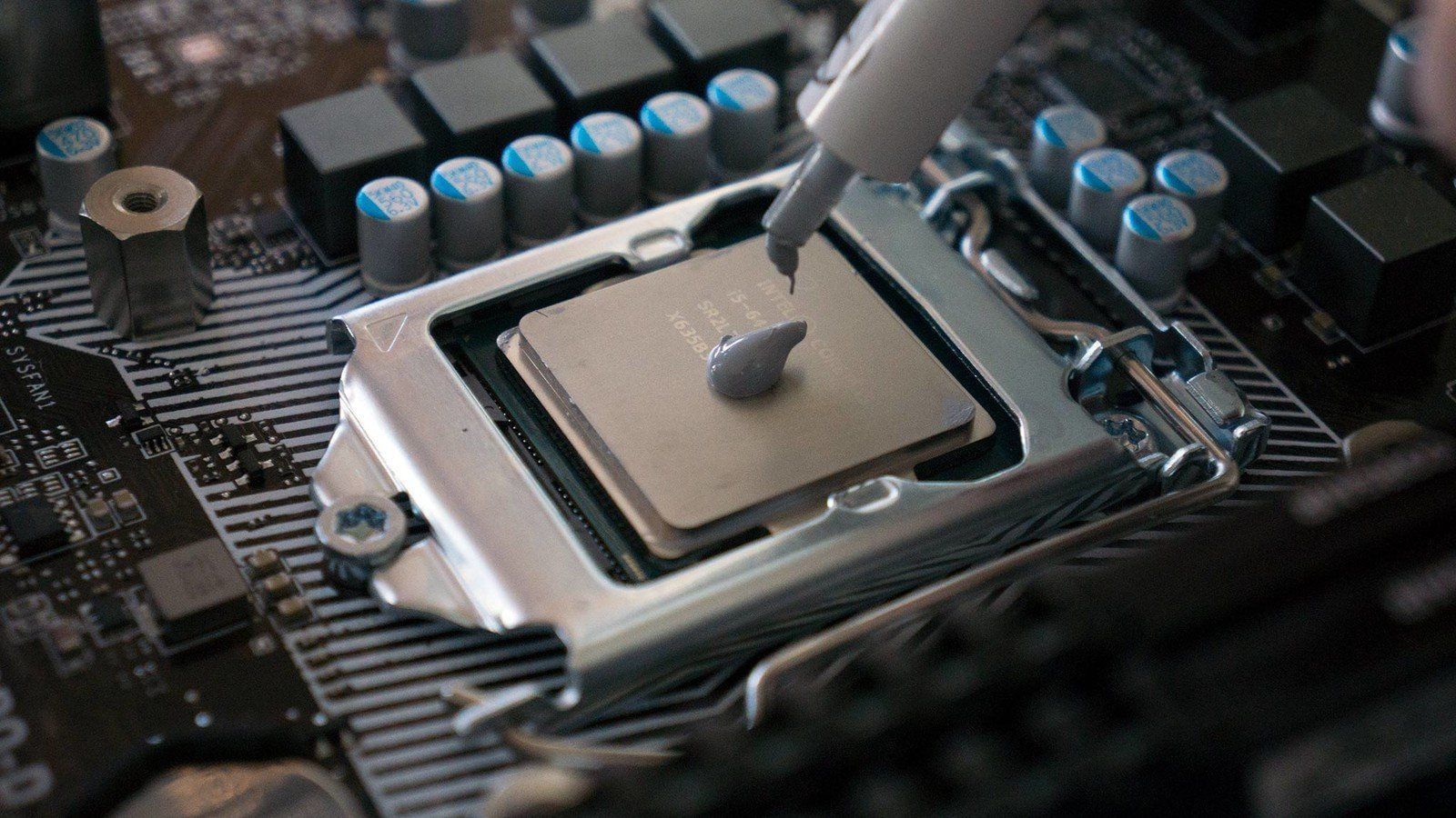 Applying thermal paste (Image via Google Images)