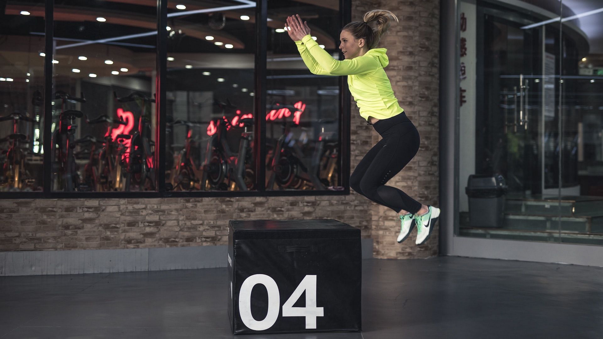 What are the best cardio exercises for glutes? Image via Pexels/Li Sun