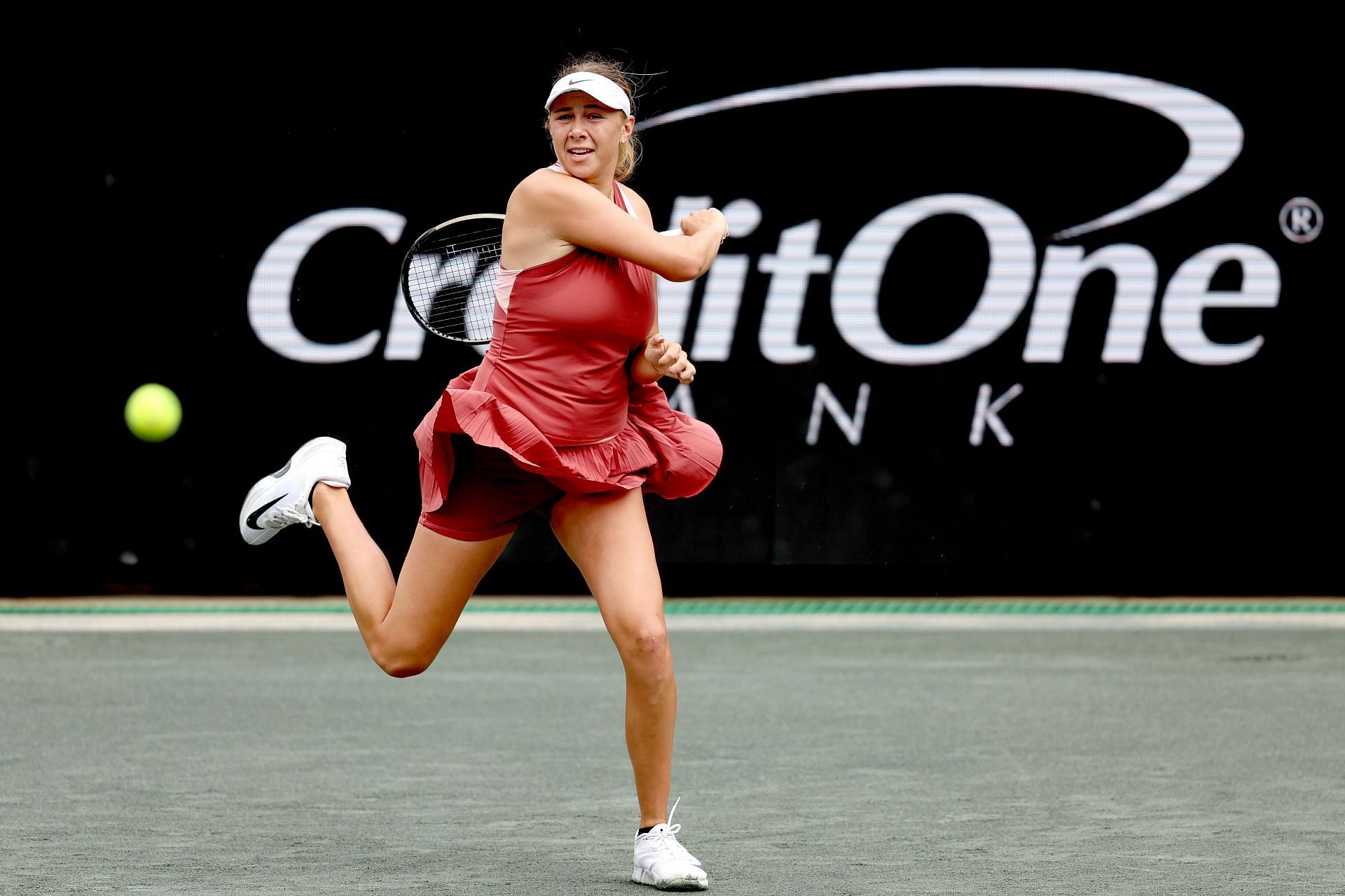 Amanda Anisimova at the 2022 Charleston Open.