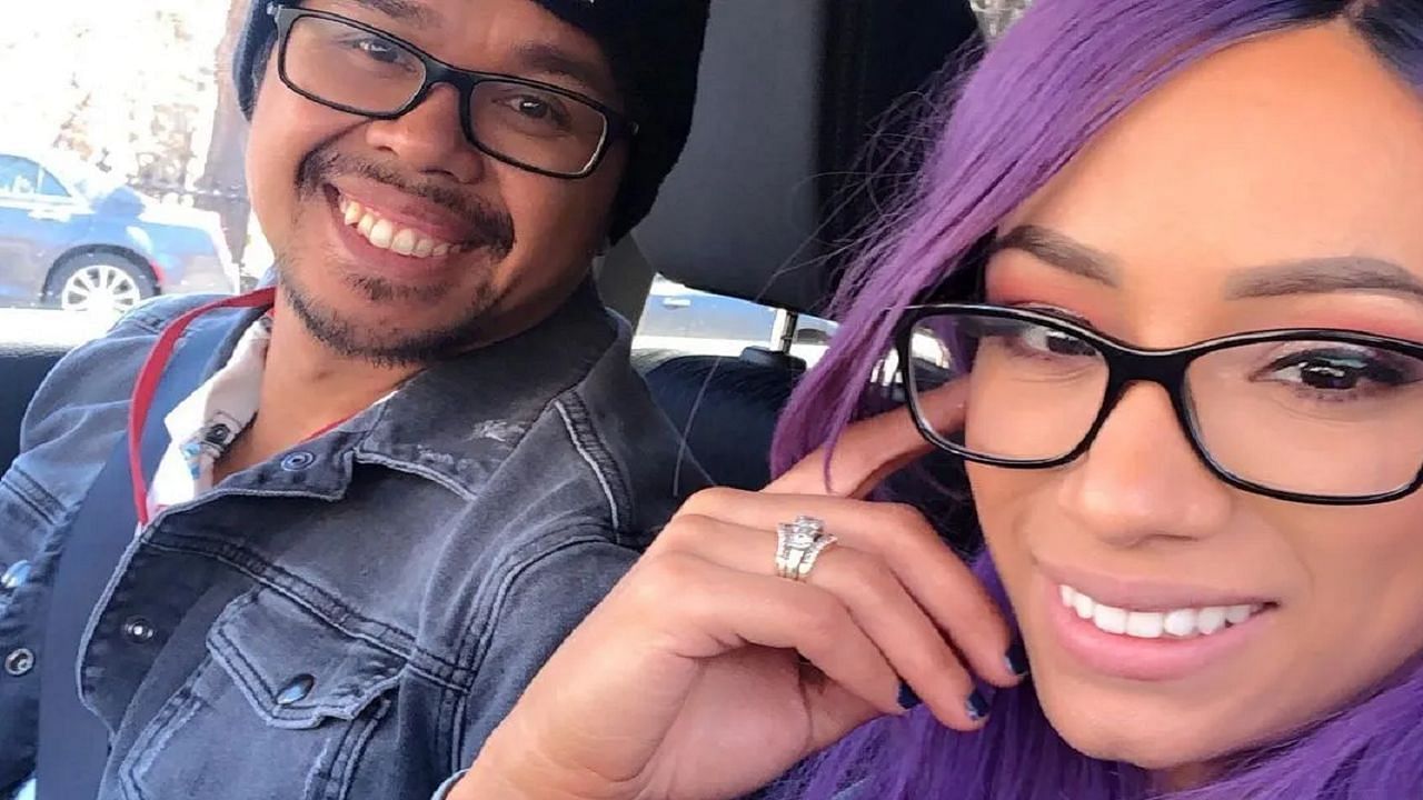 Mikaze posing for a picture with Sasha Banks